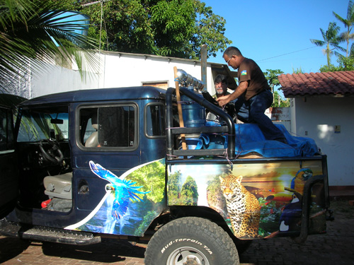 Researcher Luiz Lobato prepares vehicles for travel along the Porto Velho-Manaus transect.
