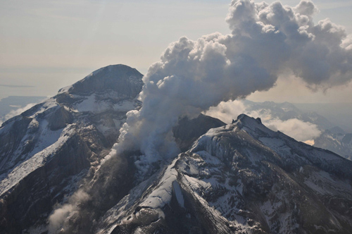 Redoubt Volcano’s active lava dome as it appeared on May 8, 2009. The volcano is in the Aleutian Range about 110 miles south-southwest of Anchorage, Alaska. Image credit: Chris Waythomas, Alaska Volcano Observatory