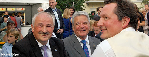 Bundespräsident Joachim Gauck (mi.) im Gespräch mit NABU-Präsident Olaf Tschimpke (li.) und Kabarettist und Schriftsteller Dr. Eckart von Hirschhausen (re.). Image credit: NABU.de