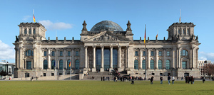 Reichstagsgebäude von Westen. Author: Matthew Field (Image source: Wikipedia)