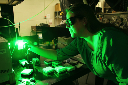 Vanessa Huxter uses ultra-fast laser pulses to study physical processes in diamonds that happen on a time scale of a few nanoseconds – billionths of a second. (Photo by: Beatriz Verdugo/UANews)