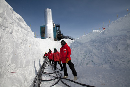 Members of the IceCube Collaboration pull cables to connect light sensors deployed in subsurface ice to the IceCube Lab’s servers in December 2010. Image credit: Freija Descamps, IceCube/NSF