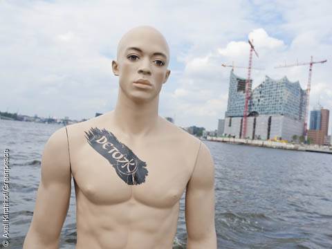 Protest gegen die Verwendung giftiger Chemikalien: Schaufensterpuppe mit dem Detox-Logo an markanter Stelle im Hamburger Hafen (Elbphilharmonie). Ort: Hamburg, DEU. Image copyright: © Axel Kirchhof/Greenpeace