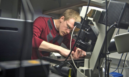 Patrick McCall, graduate student in physics, prepares a sample for examination in the Gardel laboratory at UChicago. Gardel’s research group studies building blocks of the cytoskeleton, the materials inside a cell that provide its shape and allow it to move. Photo by Robert Kozloff