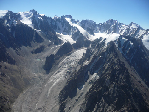 Im Ala Archa Nationalpark südlich der kirgisischen Hauptstadt Bishkek bilden sich Seen in abschmelzenden Gletschern. (Image copyright: Hermann Häusler)