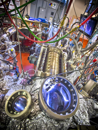 Beamline 10.0.1 at Berkeley Lab’s Advanced Light Source is optimized for the study of for electron structures and correlated electron systems. Photo by Roy Kaltschmidt