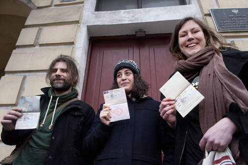 Greenpeace-Aktivisten Iain Rogers (Großbritannien), Gizem Akhan (Türkei) und Anne Mie Roer Jensen (Dänemark) nach Erhalt der Ausreise-Visa. Image Copyright: © Dmitri Sharomov / Greenpeace