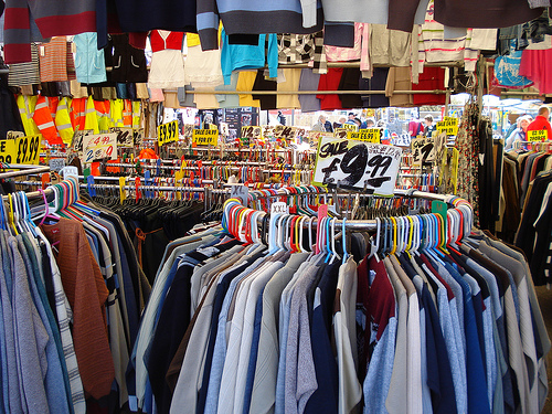 Kleidung kann ganz einfach wiederverwertet werden. Image credit: net_efekt (Source: Flickr)