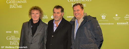 Michael Kölmel (link) und Dietmar Güntsche (rechts) vom GF Weltkino Filmverleih mit Luc Jacquet bei der Premiere in Berlin Mitte Dezember. Image credit: NABU.de