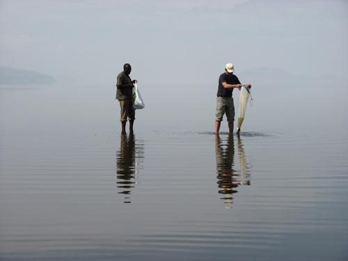 Der Algenforscher Michael Schagerl (rechts) entnimmt mit dem Planktonnetz eine Algenprobe am Lake Natron, Tansania. (Image copyright: Michael Schagerl)