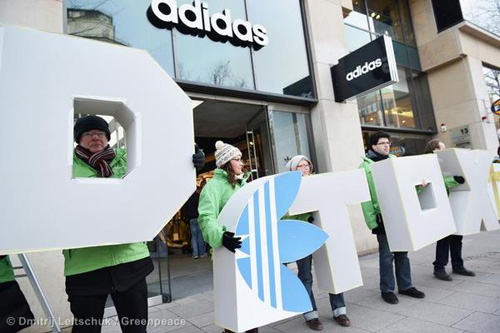 Protest gegen Chemie in der Adidas-Textilproduktion. Image copyright: © Dmitrij Leltschuk / Greenpeace