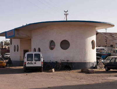 Tankstelle mit dem Aussehen eines U-Boots in Asmara. (Foto credit: Katharina Paulweber)