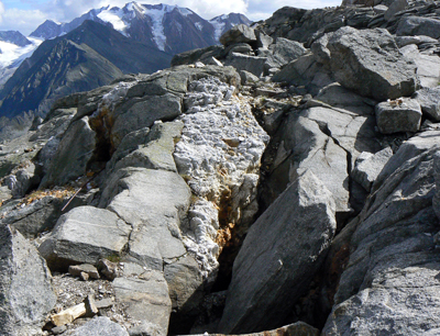 Das Riepenkar am Südfuß des Olperer birgt mit bis zu 15 Metern Länge eine der größten bekannten Quarzkluften der Tiroler Zentralalpen und ist seit Jahren Schauplatz archäologischer Untersuchungen. Bild credit: W. Leitner