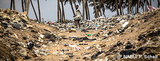 Die Kinder in Tema kennen ihren Strand nicht anders als übersät mit Müll. Image credit: NABU.de