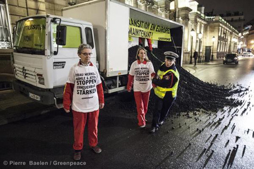 Kohle und Atomkraft blockieren die Energiewende. Schluss damit, fordern Greenpeace-Aktivisten in Paris. Image copyright: © Pierre Baëlen / Greenpeace