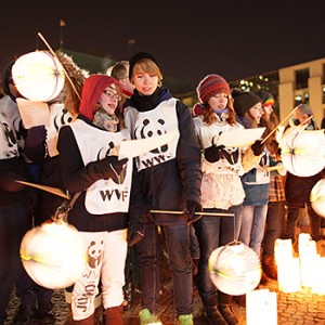 Earth Hour Teilnehmer am Brandenburger Tor. Image credit: © David Biene / WWF