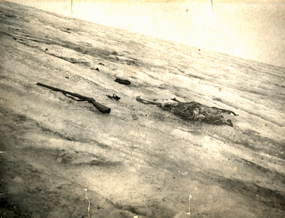 Originalfoto aus dem Jahr 1929 vom Fund der Gletscherleiche des Wilderers Norbert Mattersberger vom Gradetzkees in Osttirol. (Foto credit: Harald Stadler)