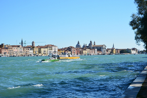 Weltkulturerbestätten wie Venedig sind vom Anstieg des Meeresspiegels betroffen. Photo credit: Alois Staudacher (Source: Flickr)
