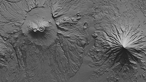 Das Deutsche Zentrum für Luft- und Raumfahrt (DLR) liefert die ersten finalen Höhenmodelle (DEM; Digital Elevation Model) der TanDEM-X-Mission für die wissenschaftliche Nutzung. Hier: Detail um die Krascheninnikov Caldera und den Kronotsky Vulkan als schattierte Reliefkarte. Derartige Karten von TanDEM-X ermöglichen Analysen zu möglichen Lavaströmungen, um gefährdete Gebiete zu kartieren. Image credit: DLR