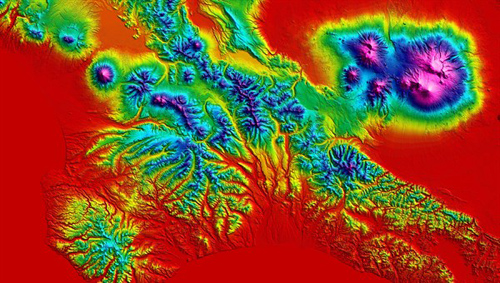 Digitales Höhenmodell der TanDEM-X-Mission für ein Gebiet auf der Halbinsel Kamtschatka im Nordosten Russlands: Die pazifische Platte schiebt sich in breiter Front unter den Rand der eurasischen Platte und verursacht einzigartige vulkanische Aktivitäten mit einer sehr hohen Dichte von Vulkanen. Von insgesamt mehr als 160 Vulkanen sind derzeit 29 aktiv. Jährlich brechen im Durchschnitt sechs der Vulkane aus. Wegen der Kombination von Schnee und Eis und dem hochaktivem Vulkanismus bezeichnet man Kamtschatka auch als „land of ice and fire“. Die höchste Erhebung ist der Kljutschevskoi mit 4835 Meter. Im Januar 2013 sorgte die gleichzeitige Eruption von vier Vulkanen (Schiwelutsch, Besymjanny, Tolbatschik und Kizimen) für Schlagzeilen. 1996 wurde die Vulkanregion von Kamtschatka von der UNESCO zum Weltnaturerbe erklärt. Image credit: DLR