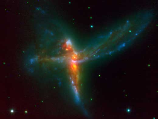 Eine Tripel-Wechselwirkung von Galaxien, genannt "the Bird" oder auch "Tinker Bell Triplet". Image copyright: ESO PR 0755 von 2007.