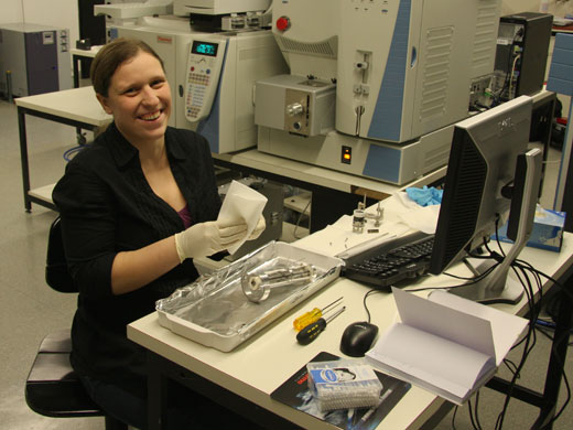 Lena Fragner am Gas-Chromatographie-Massen-Spektrometrie-Gerät im Labor des Department of Ecogenomics and Systems Biology (Image copyright: Wolfram Weckwerth).
