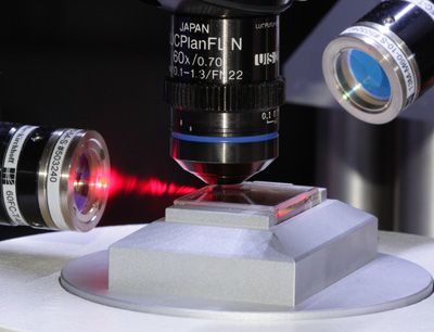 Mit einem gepulsten Laser (rot) werden in Quantenpunkten gezielt einzelne Photonenpaare erzeugt. (Foto credit: Uni Innsbruck)