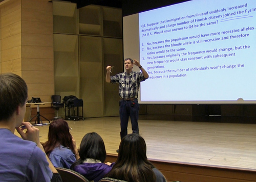 Scott Freeman proposes a question, has students consider answers individually or in groups and then calls on students at random to explain their reasoning – an approach he and colleagues call “Ask, don’t tell.” Image credit: U of Washington