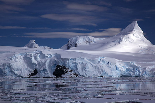 In Zukunft könnte mehr Eis der Antarktis abbrechen und schmelzen. Photo by Jason Auch (Source: Wikipedia) 