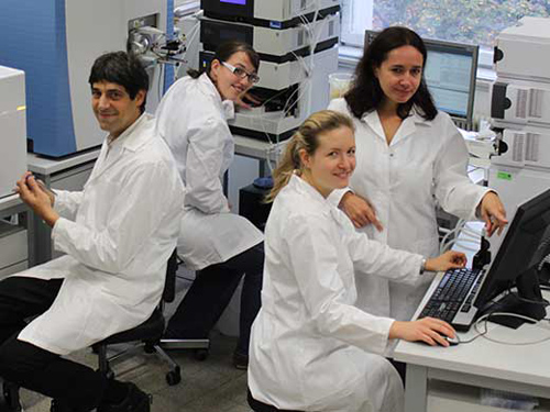 Bioanalytiker Christopher Gerner mit seinem Team (v.l.n.r.: Andrea Bileck, Astrid Slany, Dominique Kreutz) im Labor des Instituts für Analytische Chemie. (Image copyright: Universität Wien)