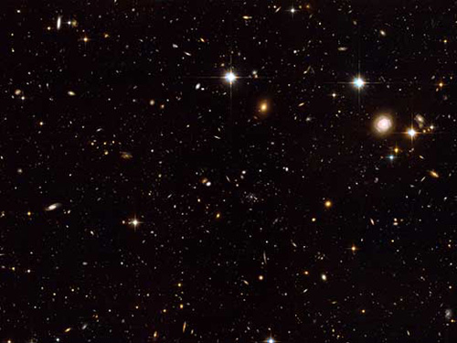 Die Spinnennetz-Galaxie und ihre Umgebung (Image copyright: NASA, ESA, G. Miley and R. Overzier, Leiden Observatory, and the ACS Science Team Acknowledgement: Davide De Martin, ESA/Hubble)