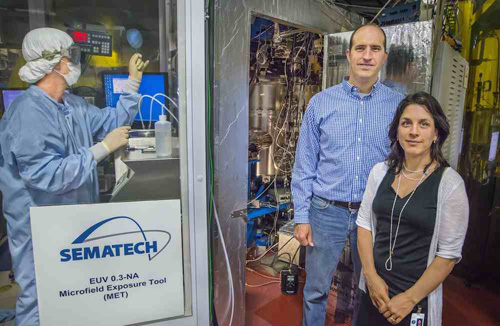 Paul Ashby and Deirdre Olynick of Berkeley Lab at the Advanced Light Source (ALS) Extreme Ultraviolet 12.0.1 Beamline. Image credit: Roy Kaltschmidt, Berkeley Lab 