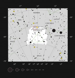Diese Aufsuchkarte zeigt die Position der fernen Galaxie ESO 137-001 im Sternbild Triangulum Australe (das düdliche Dreieck). Es handelt sich um einen sternreichen Bereich des Himmels nahe der Milchstraße, die Galaxie erscheint daher schwach und ist nur mit einem großen Teleskop sichtbar. Image credit: ESO, IAU and Sky & Telescope (Click image to enlarge)
