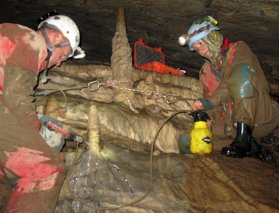 Gina Moseley und Christoph Spötl entnehmen Proben aus Stalagmiten in einer der größten Höhlen Deutschlands, dem Hölloch. Bild credit: Christoph Spötl