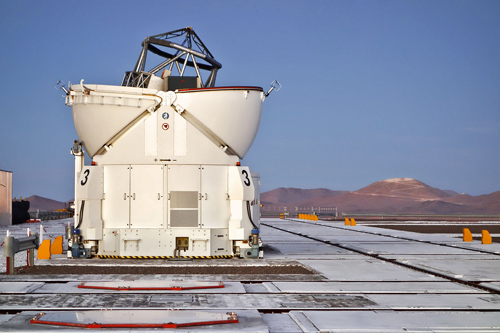 Dieses Bild der zukünftigen Heimat des E-ELT wurde Ende November 2014 von der Plattform des Paranal-Observatoriums der ESO aus aufgenommen. Das Abtragen und Einebnen des Gipfels des Cerro Armazones ist bereits weit fortgeschritten. Image credit: ESO/J. Girard