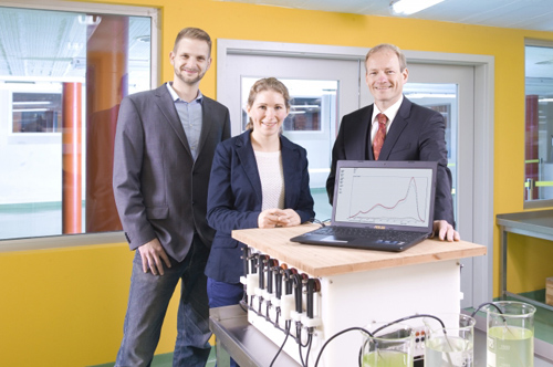 Dr. László Dören (FNU), Friederike Breuer (BiK-F und Goethe- Universität Frankfurt) und Prof. Dr. Klaus Peter Ebke (Mesocosm GmbH) (v.l.n.r.) haben das Messgerät gemeinsam mit weiteren Partnern entwickelt. Image credit: © HA Hessen Agentur GmbH - Jan Michael Hosan 