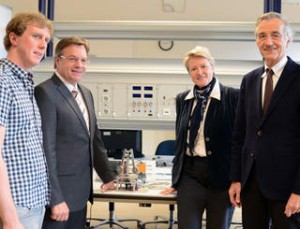 Mechatronik-Absolvent Phillip Kronthaler mit Landeshauptmann Günther Platter, UMIT-Rektorin Sabine Schindler und Rektor Tilmann Märk (von links). Image credit: Universität Innsbruck