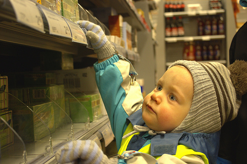 Gerade auch bei der Geschenkesuche in der Weihnachtszeit sorgen Regale im Supermarkt für große Augen. Photo credit: Jaro Larnos (Source: Flickr)