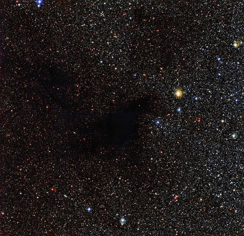 Diese Aufnahme des Dunkelnebels LDN 483 und seinem Umfeld entstand mit dem Wide Field Imager (WFI), einer Kamera, die sich am MPG/ESO-2,2-Meter-Teleskop am La Silla-Observatorium der ESO in Chile befindet. Bei dem Objekt handelt es sich um eine Ansammlung von Gas und Staub, deren Dichte ausreicht, um das Licht von Hintergrundsternen zu verdecken. LDN 483 befindet sich rund 700 Lichtjahre von uns entfernt im Sternbild Schlange. Image credit: ESO