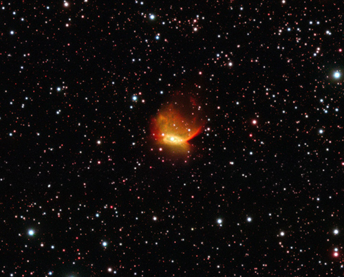 Diese Aufnahme des Planetarischen Nebels Henize 2-428 stammt vom Very Large Telescope der ESO am Paranal-Observatorium in Chile. Im Herzen dieses farbenfrohen Nebels befindet sich ein einzigartiges Objekt bestehend aus zwei Weißen Zwergen, die jeweils eine Masse von etwas unter einer Sonnenmasse haben. Man geht davon aus, dass sie sich auf spiralförmigen Umlaufbahnen immer näher kommen und innerhalb der nächsten 700 Millionen Jahre miteinander verschmelzen. Dabei kommt es zu einer gewaltigen Supernovaexplosion vom Typ Ia, die beide Sterne zerstören wird. Image credit: ESO