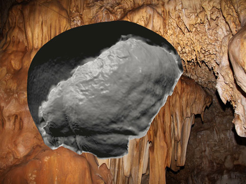 Die computertomographische Version des Manot Fundes und die Manot-Höhle im Hintergrund (Image copyright: Gerhard Weber)