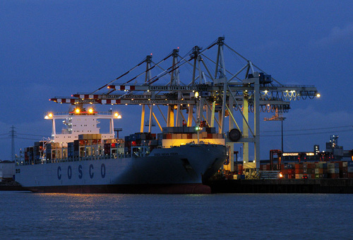 „Containerschiff im Hamburger Hafen“. Image credit: Alexander Sölch (CC BY-SA 3.0 über Wikimedia Commons) 