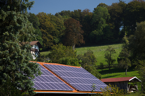 Home Solar Panels. Image credit: Jimmy Baikovicius (Source: Flickr, CC BY-SA 2.0)