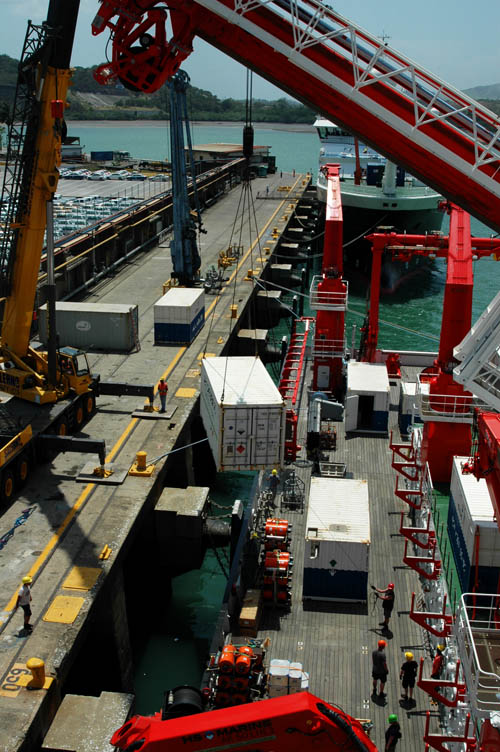 Verladen der Container auf FS Sonne, in Balboa. Foto credit: Stefanie Kaiser, Senckenberg am Meer