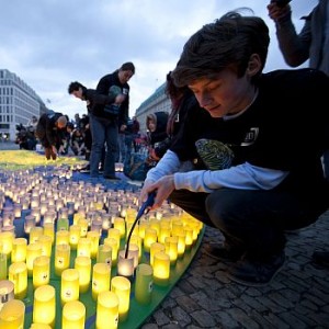 Verdunklungsaktion am Brandburger Tor: Kerzen in Form der Erde mahnen zum Nachdenken. Image credit: © David Biene / WWF