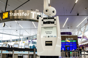 Guten Flug: Der mit Sensoren und Kameras ausgestatte mannshohe Roboter SPENCER scannt die Bordpässe der Passagiere und begleitet sie selbstständig durch den Flughafen. Foto credit: SPENCER-Projekt/KLM