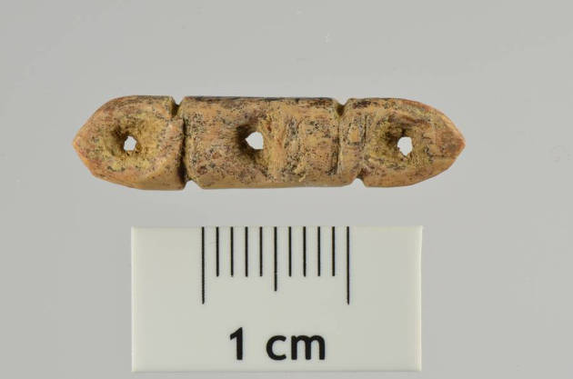 Die dreifach durchlochten Perlen aus Mammutelfenbein wurden bisher nur im Hohle Fels gefunden. Foto credit: Hildegard Jensen / Universität Tübingen 