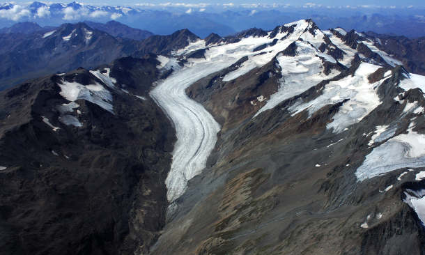 Gletscher machen die Folgen des Klimawandels auch heute bereits deutlich sichtbar, wie dieses Beispiel zeigt: Im Bild eine Aufnahme des Hintereisferners und der Weißkugel in TirolEnde August 2015. Die beiden oberen Seitengletscher (im Bild von rechts) waren vor wenigen Jahren noch in Verbindung mit dem Hintereisferner. Die Schneerücklagen reichen nicht mehr aus, um den Gletscher im Gleichgewicht zu halten. (Image credit: Institut für Atmosphären- und Kryosphärenwissenschaften)