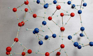 Bild: Modell von Eis VI, die großen roten und blauen Kugeln stellen Sauerstoff-Atome, die kleinen Kugeln Wasserstoff-Atome dar. (Image credit: Uni Innsbruck)