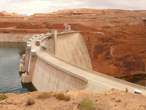 Staudämme sind ein häufiges Element in Wassertransfer-Megaprojekten und können die umgebenden Ökosysteme nachhaltig beeinträchtigen. Image credit: LoggaWiggler (Source: Pixabay)